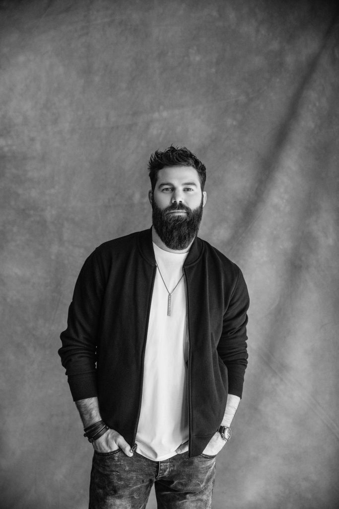JORDAN DAVIS TOPS CHARTS WITH “SLOW DANCE IN A PARKING LOT” • Red Light