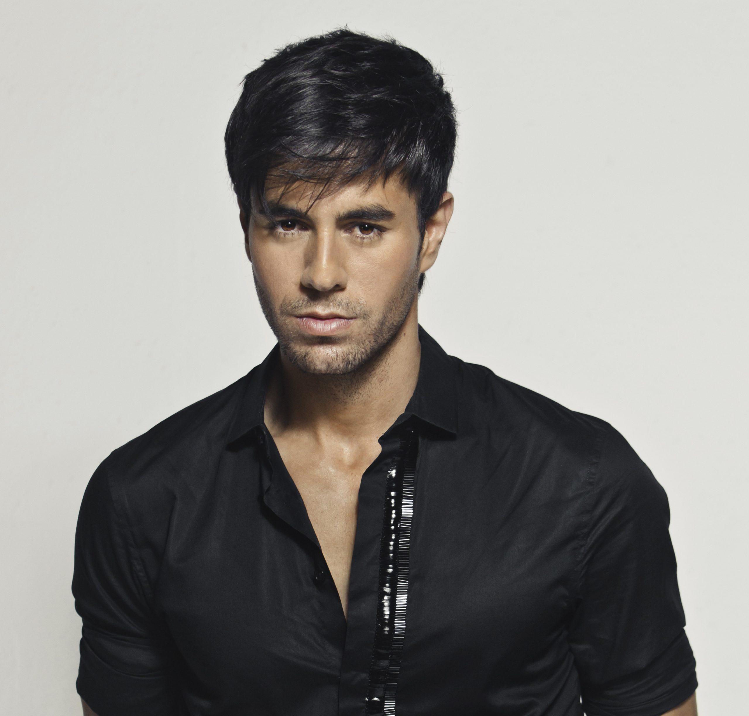 EXCLUSIVE!! Pop music superstar Enrique Iglesias takes to the